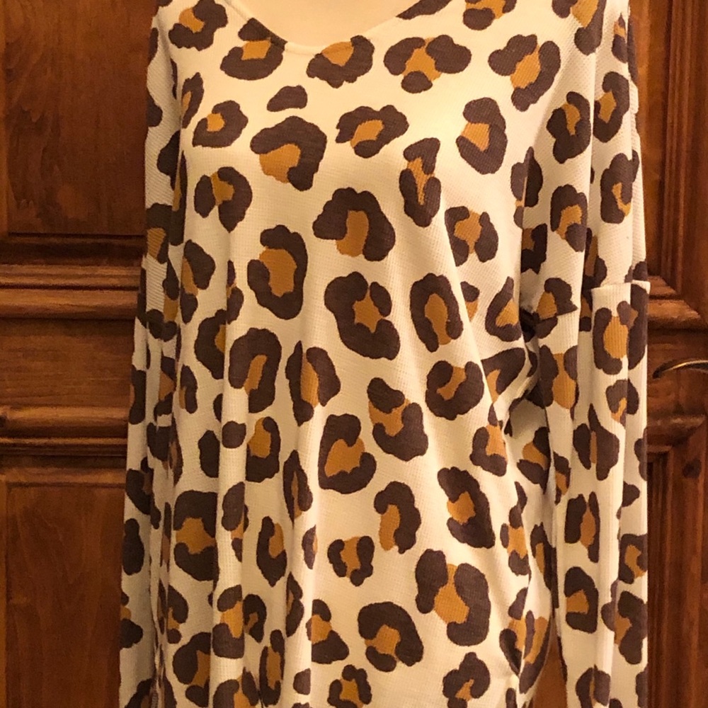 On Trend Leopard Top - Picture 7 of 8